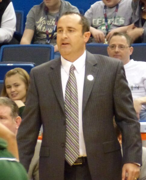 ملف:Jose Fernandez USF coach.jpg