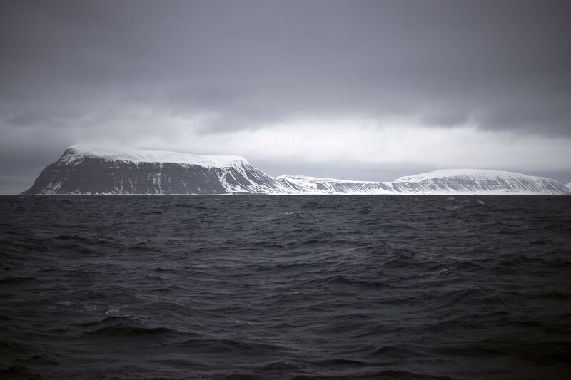 ملف:Hopen Svalbard May2013.jpg