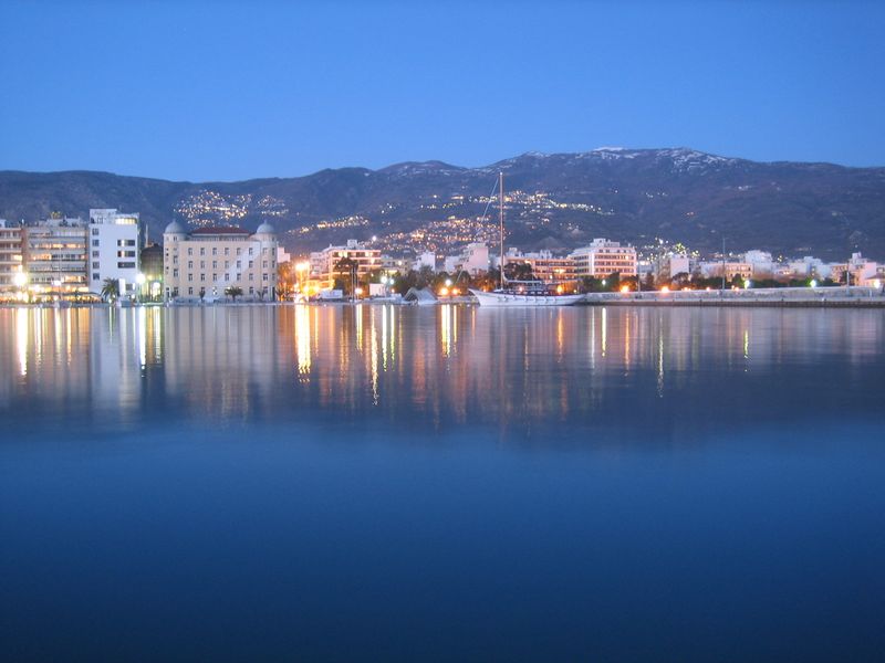 ملف:Volos-bynight.JPG