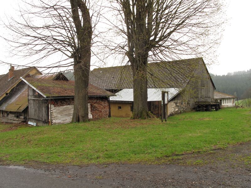 ملف:Radvanice (Velhartice), lípy.jpg