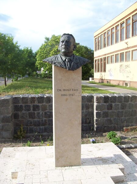 ملف:WolfEmil-szobor.jpg