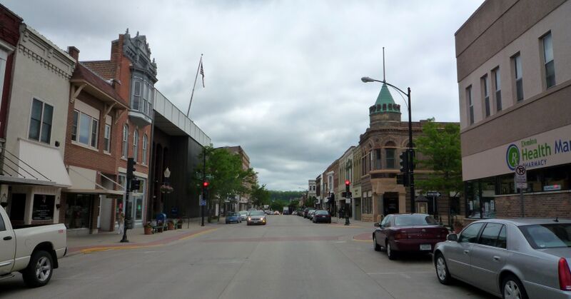 ملف:2009-0528-Decorah-downtown.jpg