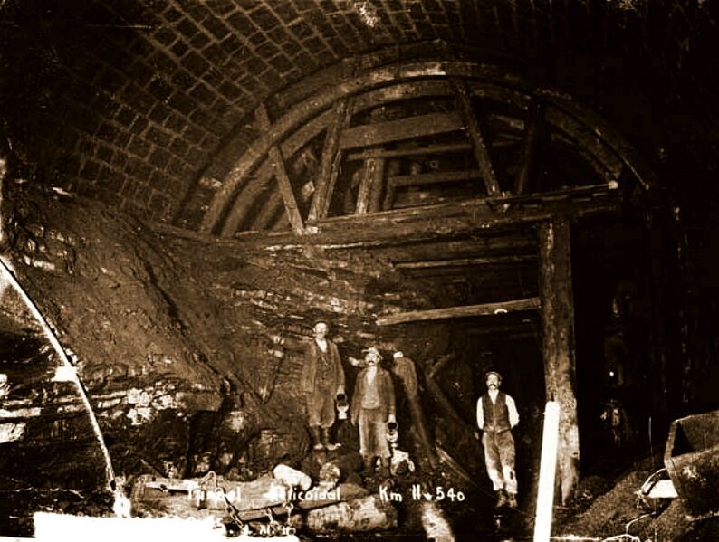 ملف:Lötschberg rail Tunnel 2.jpg