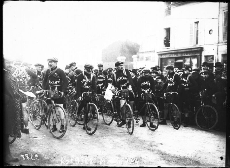 ملف:Paris-Roubaix 1910-départ.JPG