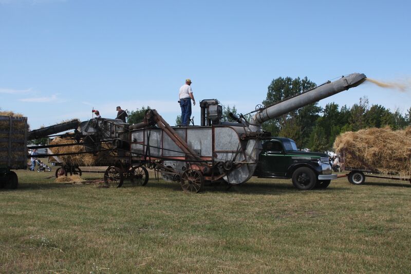 ملف:Threshing Machine In Action.jpg