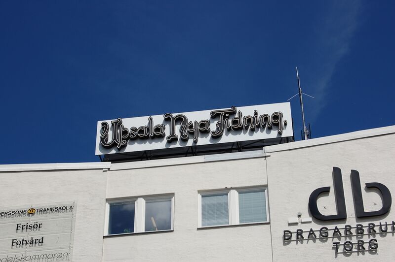 ملف:UpsalaNyaTidningSkyltDragarbrunnstorg.JPG