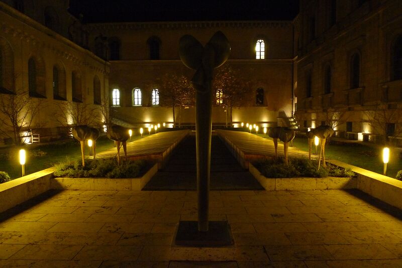 ملف:Kabinettsgarten-Residenz-München-Nacht.jpg