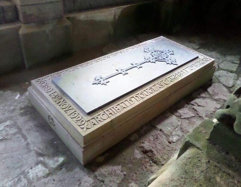 ملفMemorial to Archibald Douglas Campbell, 4th Lord Blythswood.JPG