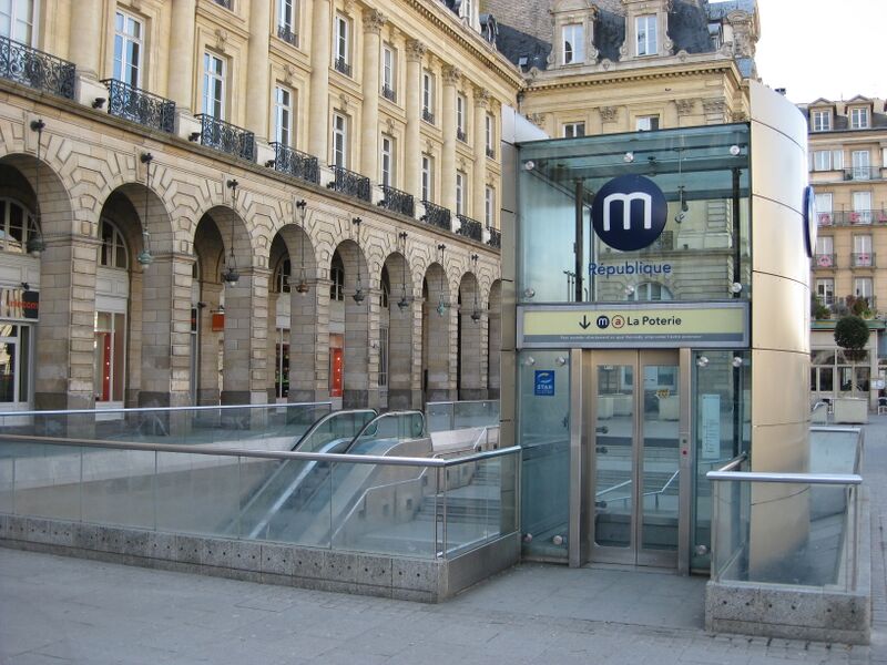 ملف:Rennes Métro Station République.JPG