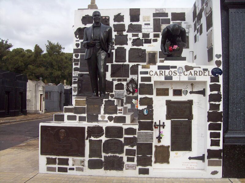 ملف:Sepulcro de Carlos Gardel.jpg