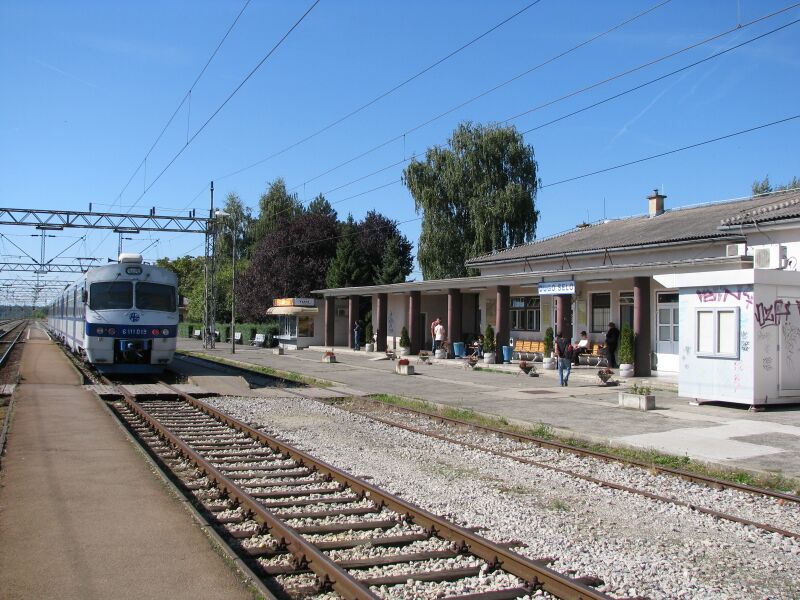 ملف:Train Station Dugo Selo.JPG