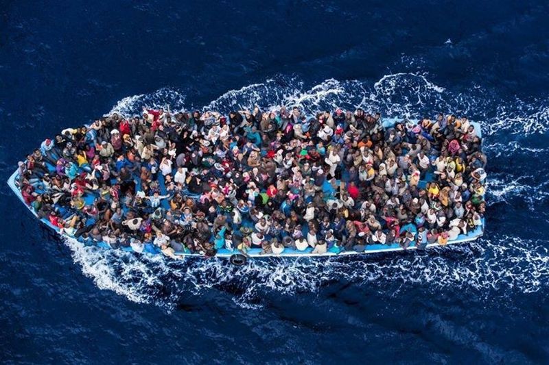 ملف:قارب يحمل مهاجرين أفارقة وسوريين في البحر المتوسط متجهين إلى أوروبا، 2014.jpg