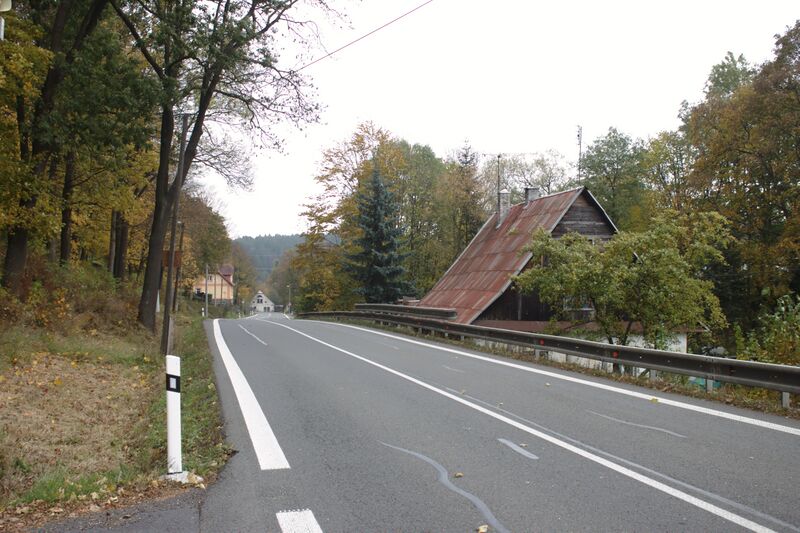 ملف:Bílčice, silnice.jpg