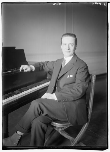 ملف:Barth at piano LCCN2014718103.jpg