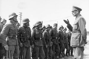 Bundesarchiv Bild 183-N0301-503, General Wlassow mit Soldaten der ROA.jpg