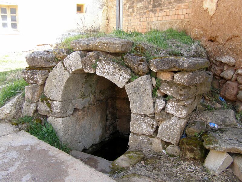 ملف:Fuente-medieval-santa-maria-ananunez.JPG