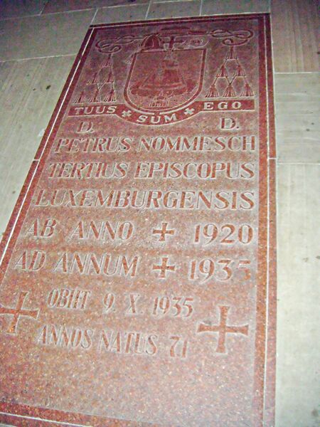 ملف:Luxemburg Grab Bischof Nommesch.JPG