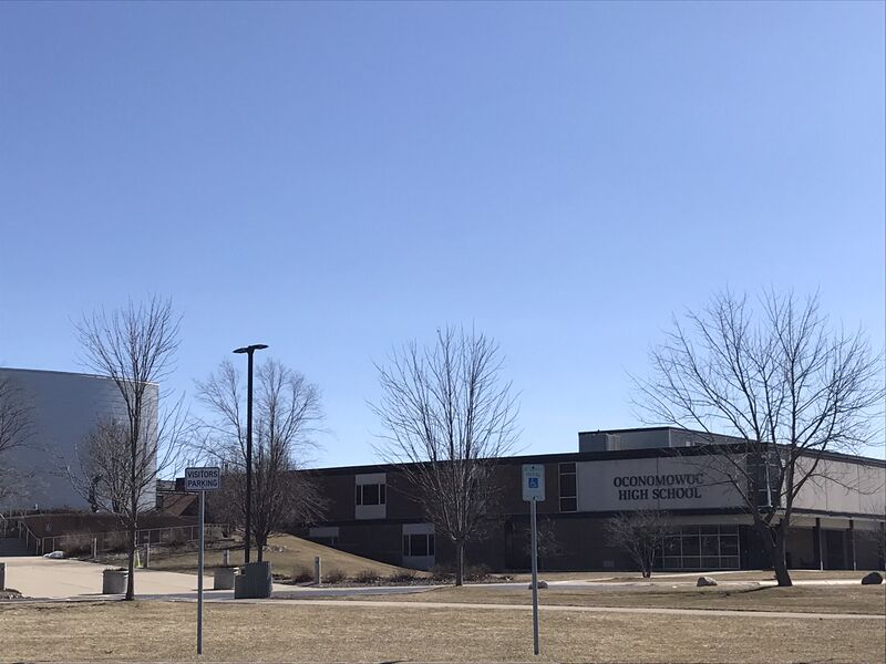 ملف:Oconomowoc High School.jpg