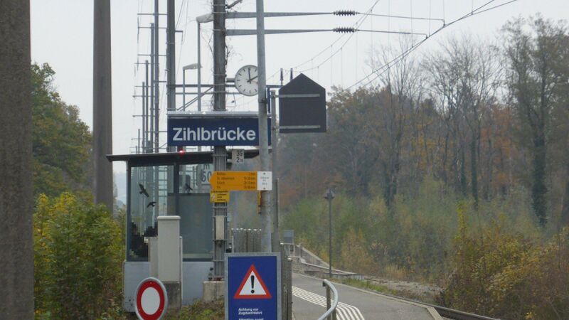 ملف:Zihlbrücke railway station.jpg