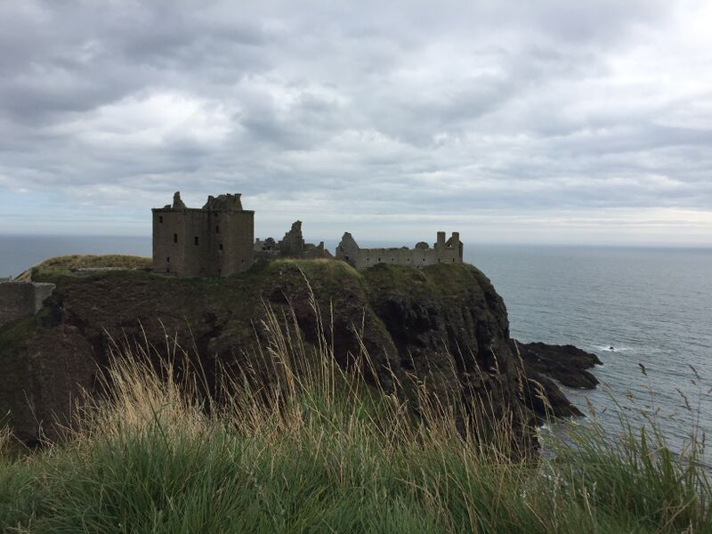 ملف:Dunnotar Castle with clouds.jpg