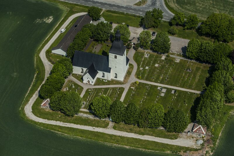 ملف:Färentuna kyrka från luften.jpg