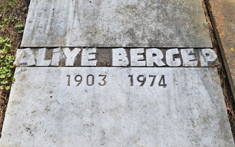 ملف:Gravestone of Aliye Berger.jpg