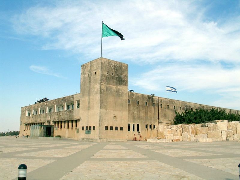 ملف:Latrun-Police-Building.jpg
