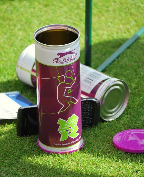 ملف:Olympic tennis balls 2012.jpg