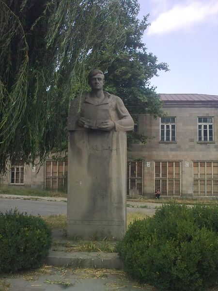 ملف:Aksel Bakunts statue 0432.jpg