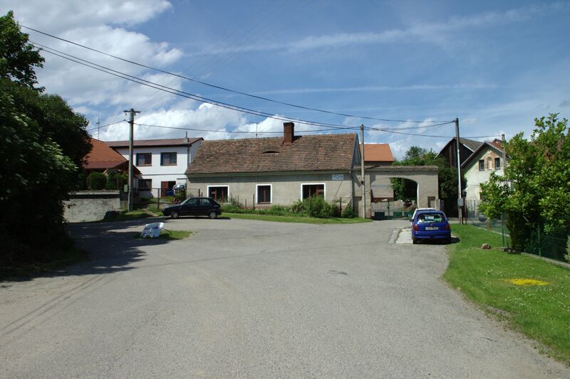 ملف:Bystřice, Jírovice, domy.jpg