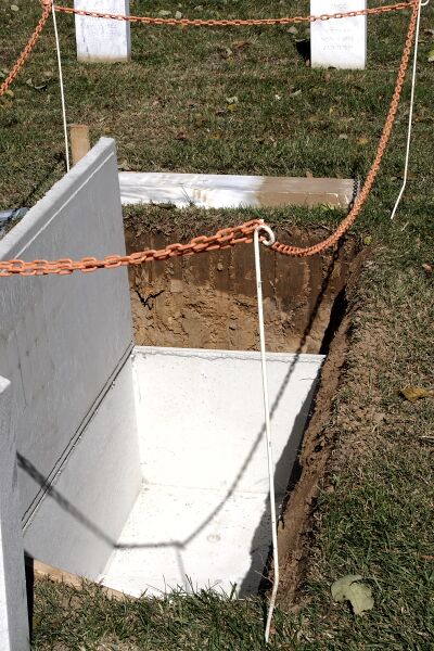 ملف:Fresh grave.JPG