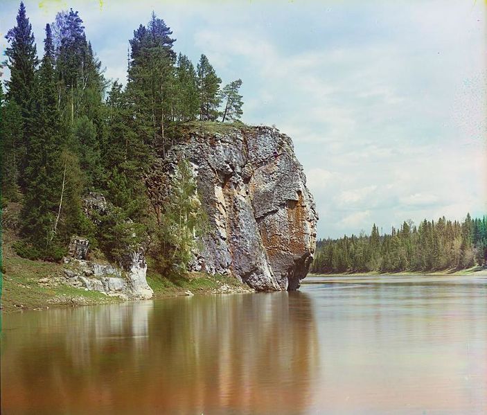 ملف:Maksimovsky rock Chusovaya river.jpg