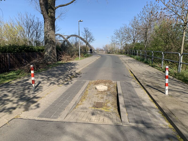 ملف:Friedenauer Straße mit Busschleuse.jpg