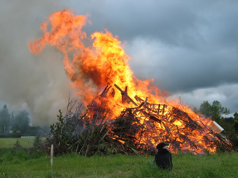 ملف:Midsummer bonfire.jpg