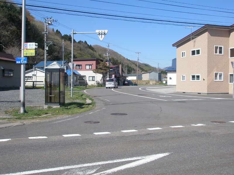 ملف:国道277号・国道229号交差点、八雲町熊石鮎川町（2019年5月撮影）.jpg
