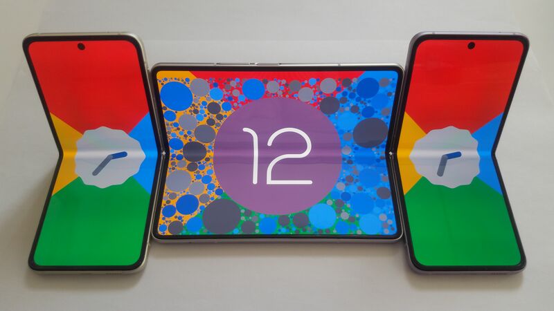 ملف:Foldable smartphone (Android 12).jpg