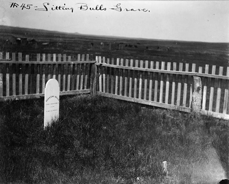 ملف:Sitting Bull's grave.jpg