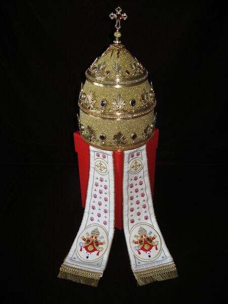ملف:Tiara Benedict XVI.JPG