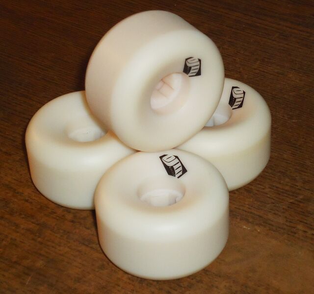 ملف:Стритборд Streetboard колёса 60мм.jpg