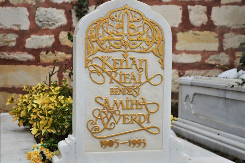 ملف:Gravestone of Sâmiha Ayverdi.jpg
