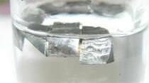 Image: فلز الليثيوم مخزناً تحت الپارافين