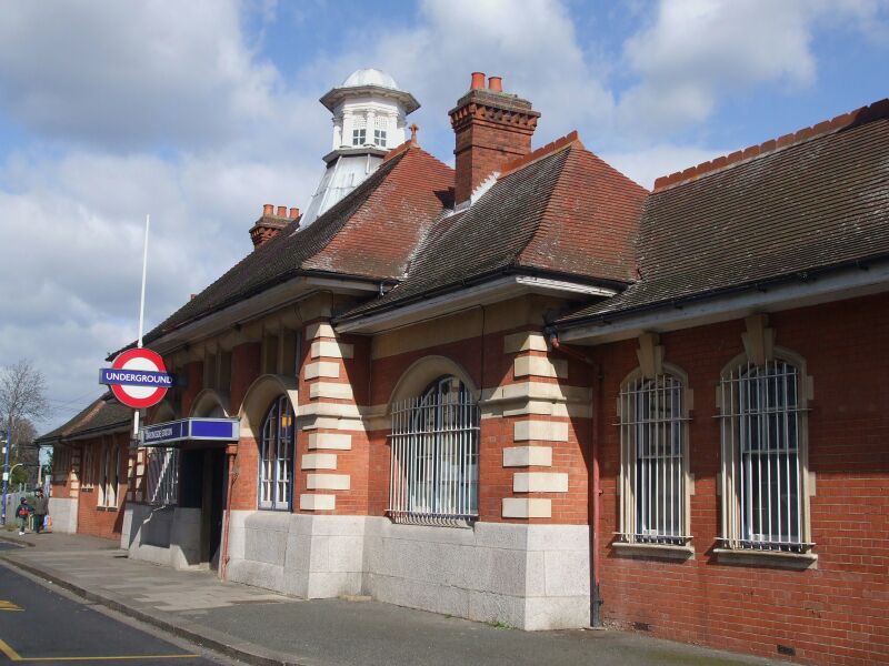 ملف:Barkingside station building.JPG