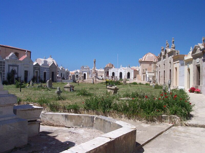 ملف:Bonifacio Graveyard inside.jpg