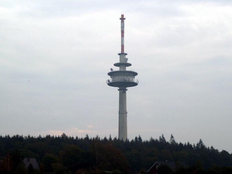 ملف:Fernmeldeturm Hennstedt bei Itzehoe.jpg