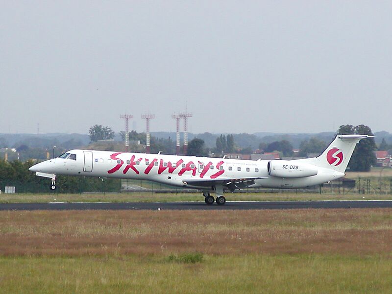 ملف:SE-DZB-Embraer ERJ145-Skyways.jpg