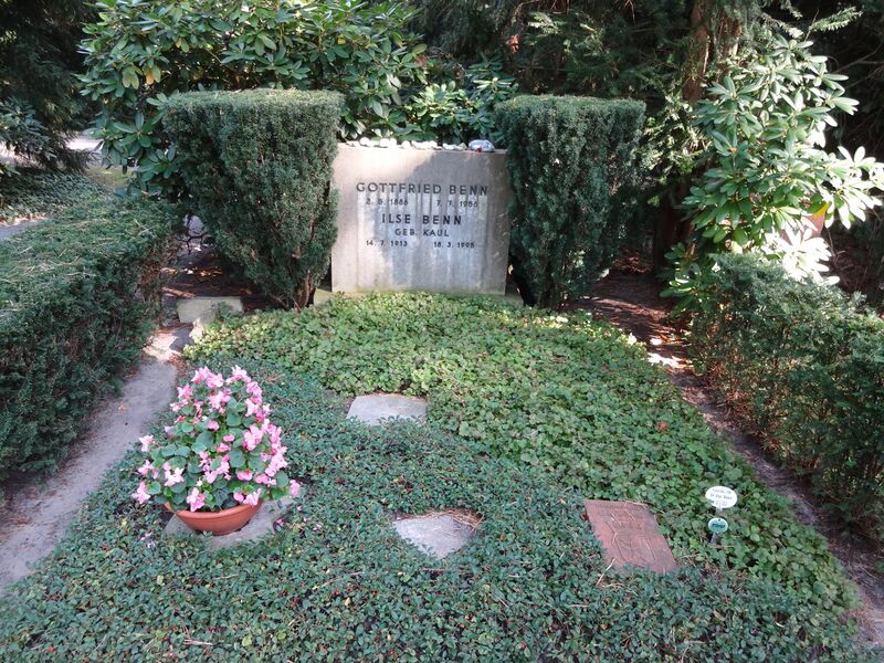 ملف:Waldfriedhofdahlelm ehrengrab Benn, Gottfried.jpg