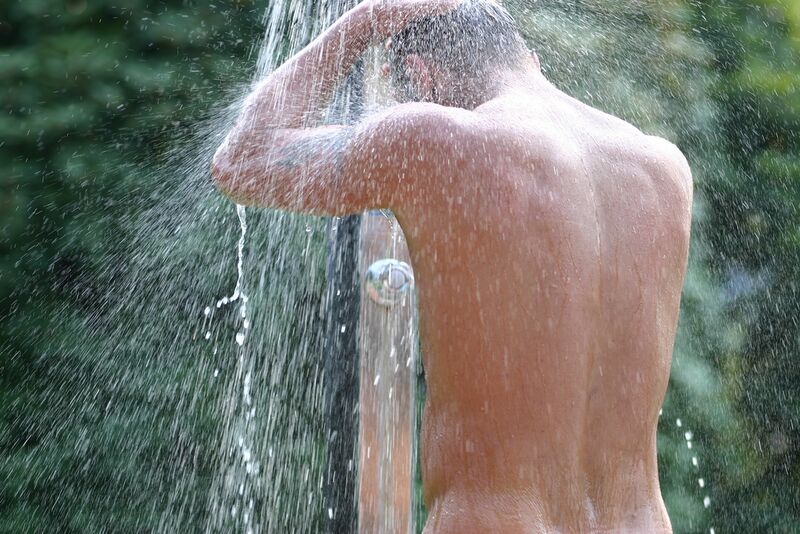 ملف:Guy under shower.jpg