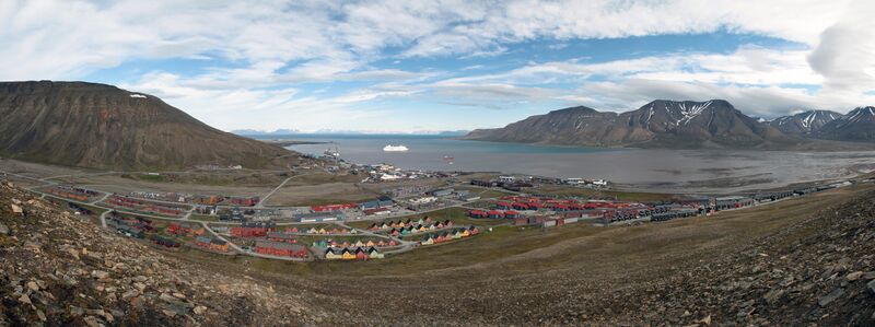 ملف:Longyearbyen panorama july2011.jpg