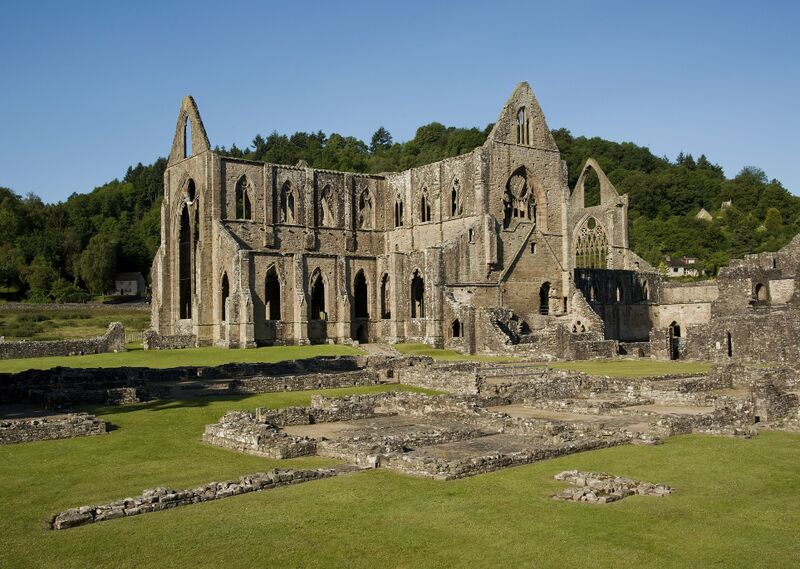 ملف:Tintern Abbey and Courtyard.jpg