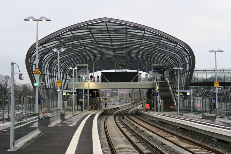 ملف:S-Bahnhof Elbbrücken.überdachter Abschnitt.2.2019.nnw.jpg